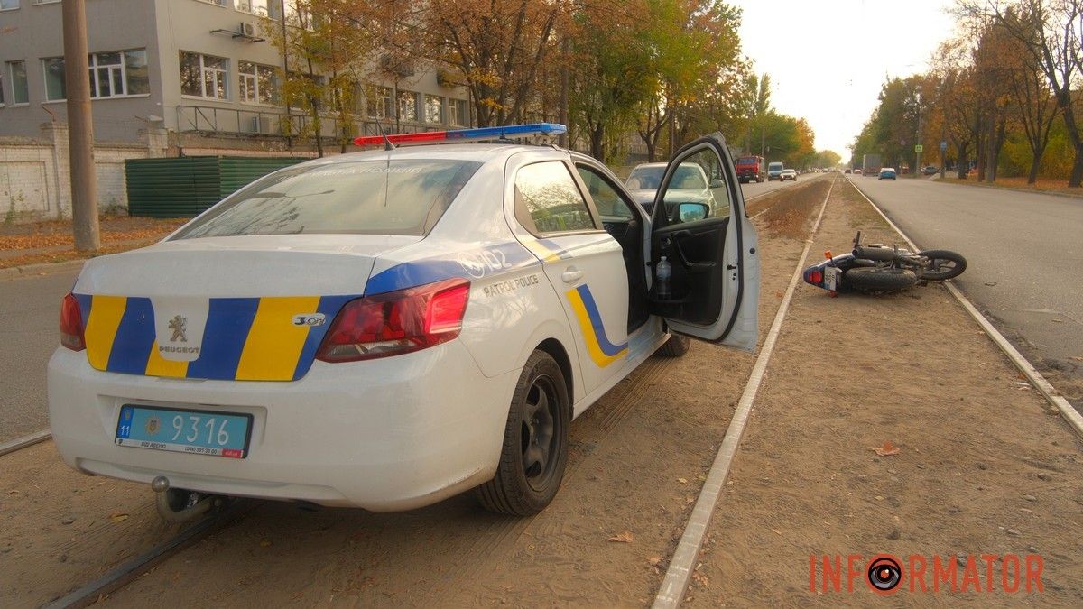 У Дніпрі на проспекті Богдана Хмельницького зіштовхнулись Subaru та мотоцикліст: є постраждалі, стоїть трамвай №12