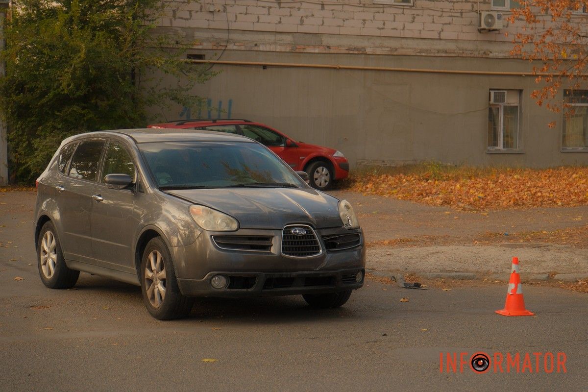 У Дніпрі на проспекті Богдана Хмельницького зіштовхнулись Subaru та мотоцикліст: є постраждалі, стоїть трамвай №12 11
