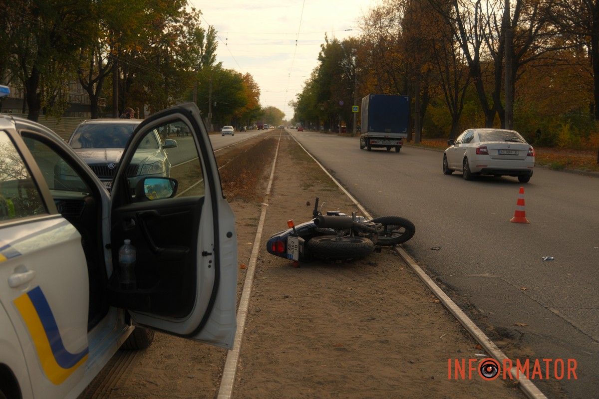У Дніпрі на проспекті Богдана Хмельницького зіштовхнулись Subaru та мотоцикліст: є постраждалі, стоїть трамвай №12 9