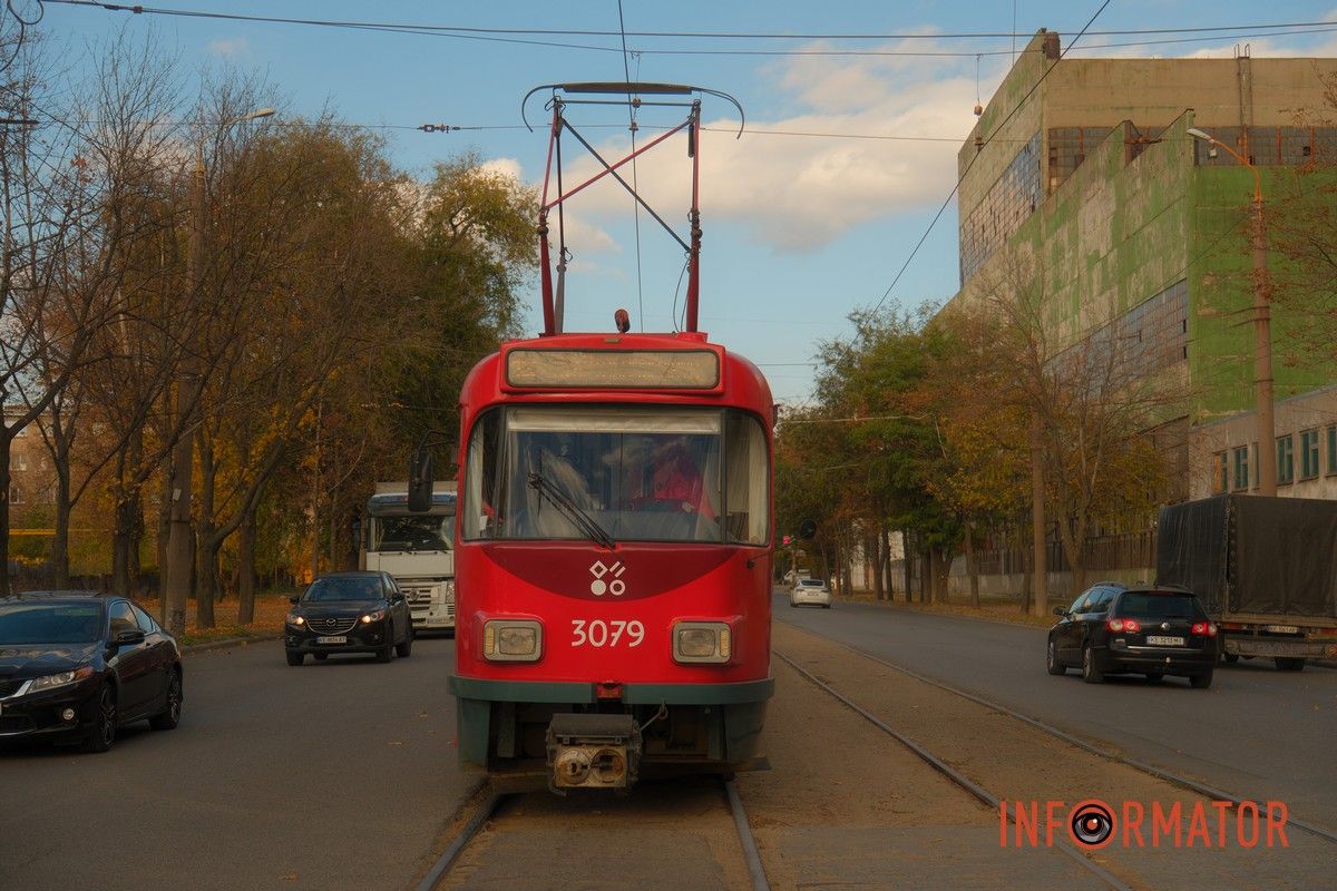 У Дніпрі на проспекті Богдана Хмельницького зіштовхнулись Subaru та мотоцикліст: є постраждалі, стоїть трамвай №12 8