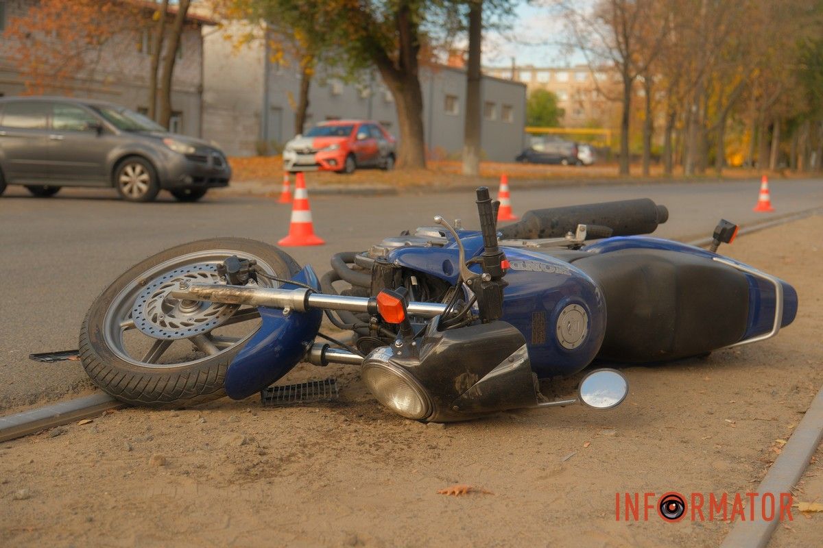 У Дніпрі на проспекті Богдана Хмельницького зіштовхнулись Subaru та мотоцикліст: є постраждалі, стоїть трамвай №12 6