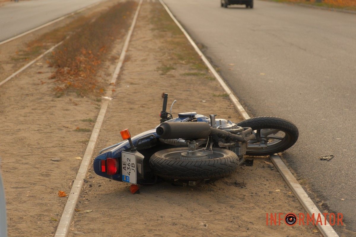 У Дніпрі на проспекті Богдана Хмельницького зіштовхнулись Subaru та мотоцикліст: є постраждалі, стоїть трамвай №12 7