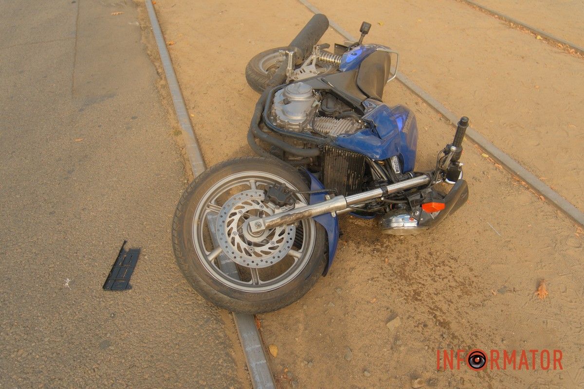 У Дніпрі на проспекті Богдана Хмельницького зіштовхнулись Subaru та мотоцикліст: є постраждалі, стоїть трамвай №12 5