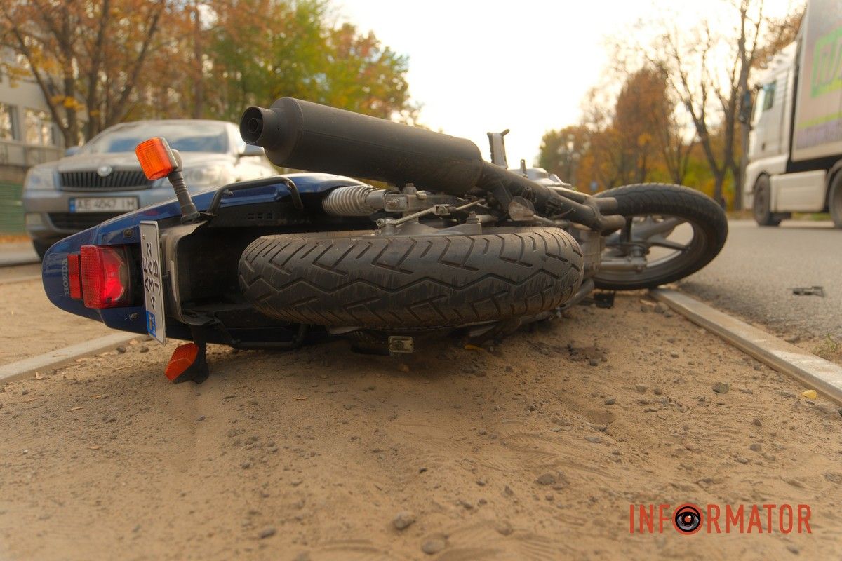 У Дніпрі на проспекті Богдана Хмельницького зіштовхнулись Subaru та мотоцикліст: є постраждалі, стоїть трамвай №12 4