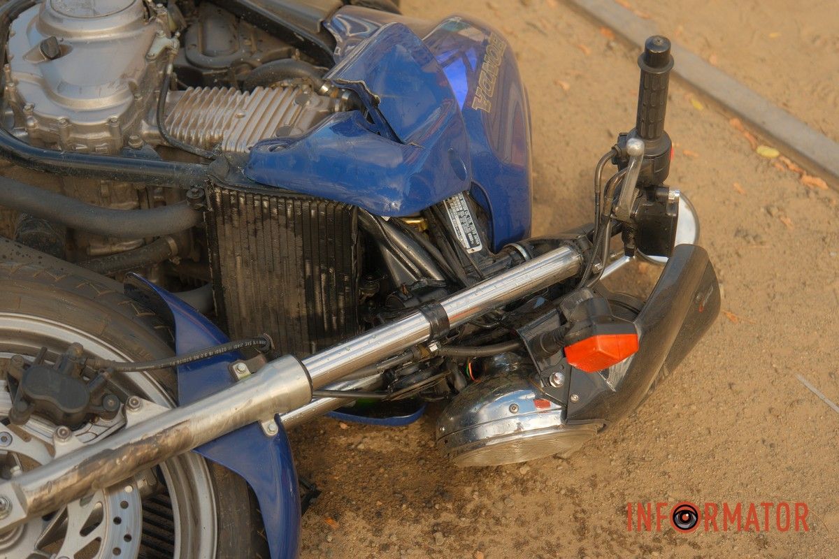 У Дніпрі на проспекті Богдана Хмельницького зіштовхнулись Subaru та мотоцикліст: є постраждалі, стоїть трамвай №12 3