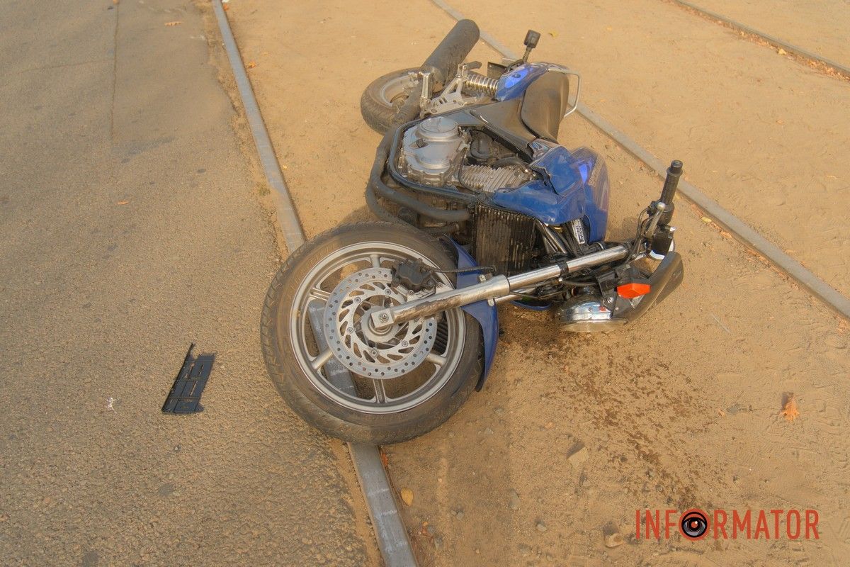 У Дніпрі на проспекті Богдана Хмельницького зіштовхнулись Subaru та мотоцикліст: є постраждалі, стоїть трамвай №12 2