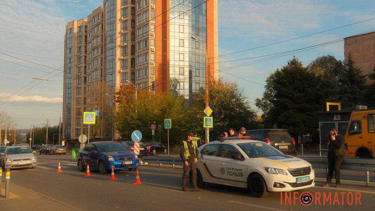 У Дніпрі на бульварі Слави Nissan збив жінку на переході