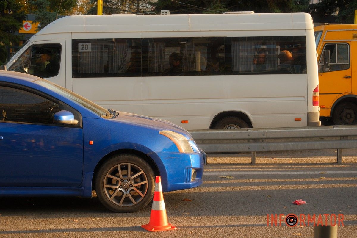 У Дніпрі на Бульварі Слави Nissan збив жінку на переході 2
