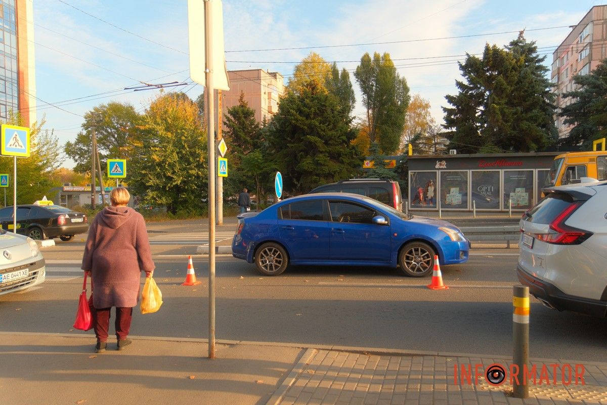 У Дніпрі на Бульварі Слави Nissan збив жінку на переході 8