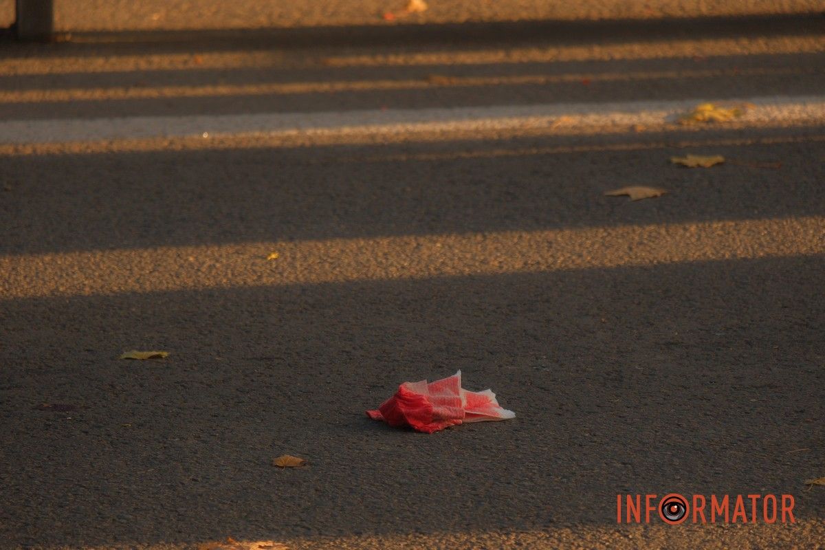 У Дніпрі на Бульварі Слави Nissan збив жінку на переході 6