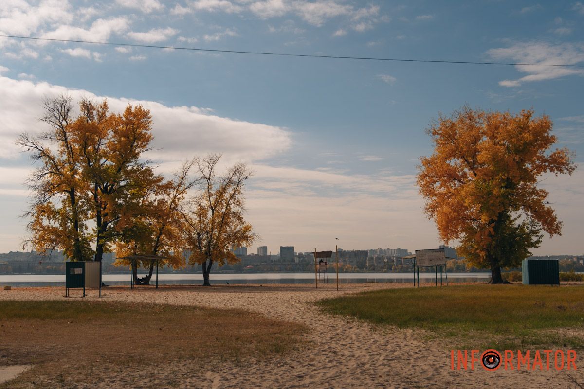 В Днепре на Мануйловском пляже в октябре осень спокойна