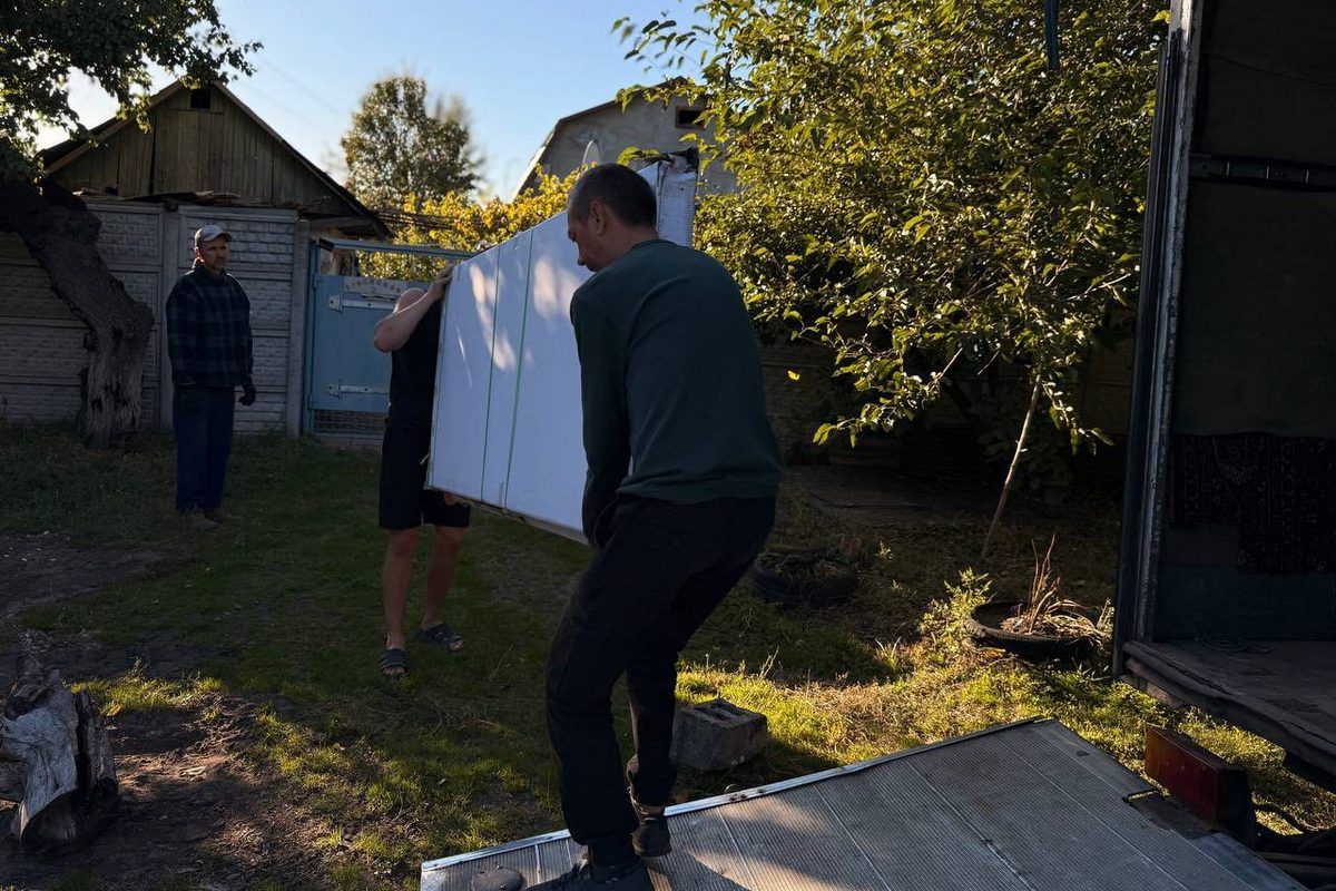 В настоящее время работы начали на улицах Голубой, Вооруженной и Ракетной В Самаровке в Днепре восстанавливают дома, пострадавшие от вражеских атак в сентябре 4