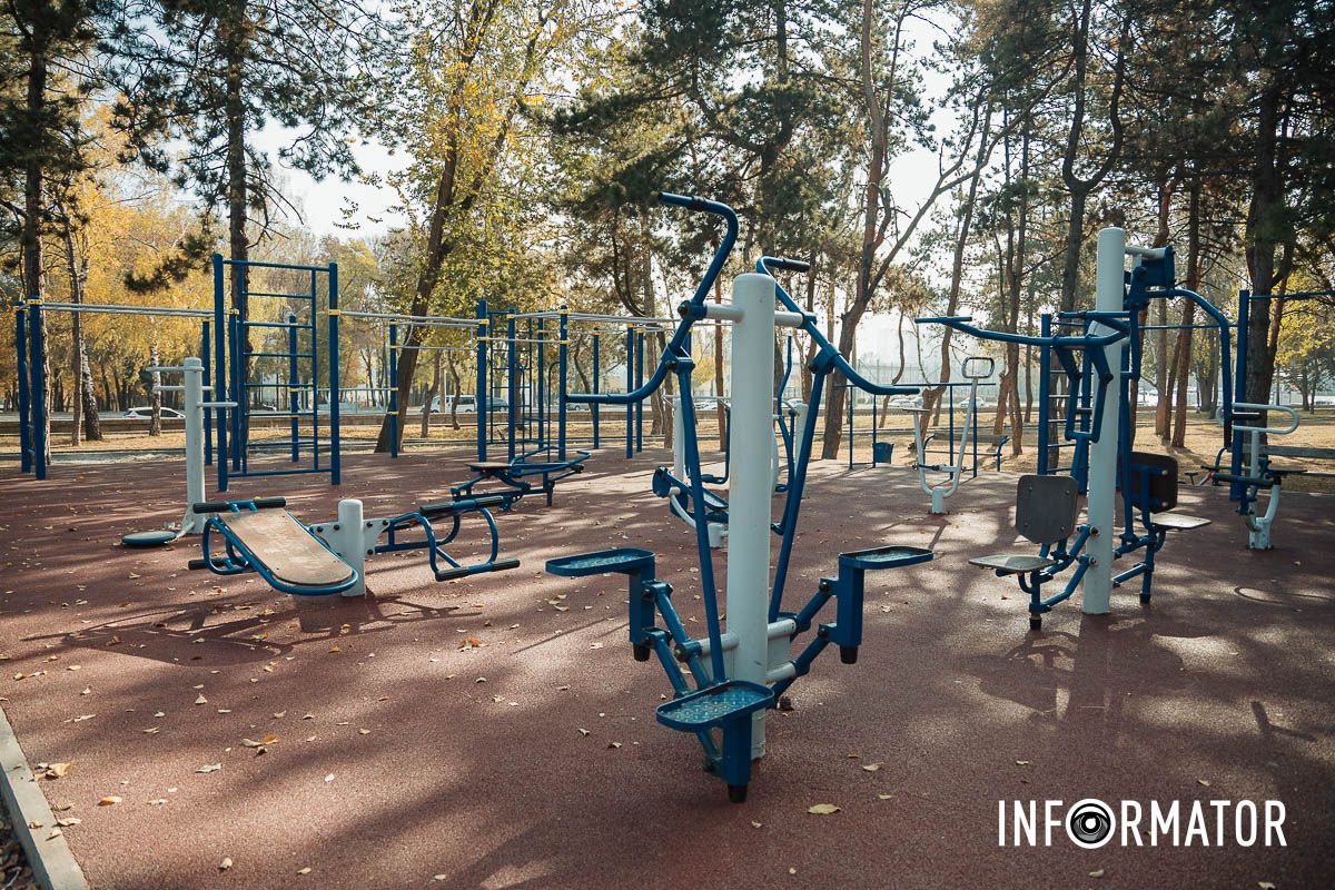 Також проводиться ремонт футбольного поля У парку Писаржевського у Дніпрі оновили спортивну зону: що змінилось 4