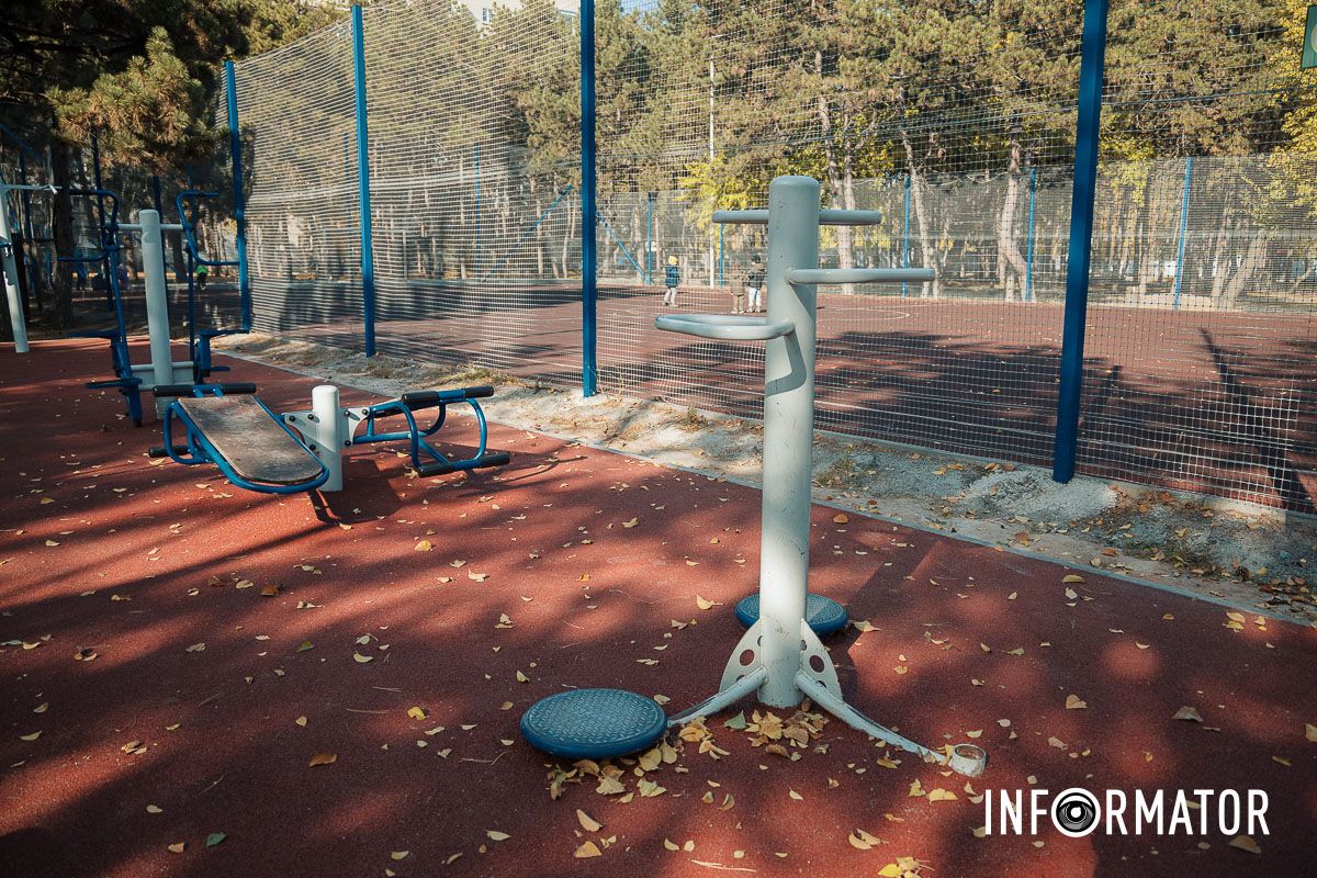 Навколо футбольного поля частково замінили сітку У парку Писаржевського у Дніпрі оновили спортивну зону: що змінилось 5