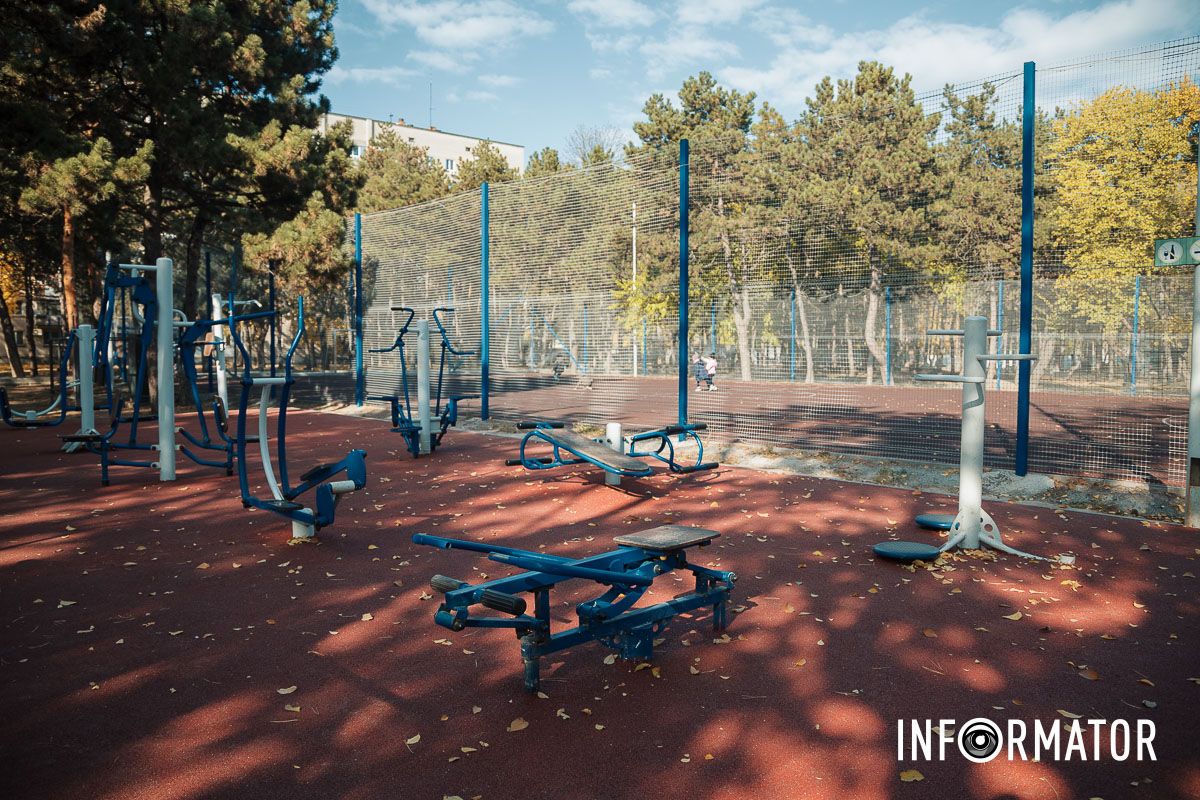 Також планують встановити баскетбольні щити та пофарбувати футбольні ворота У парку Писаржевського у Дніпрі оновили спортивну зону: що змінилось 6