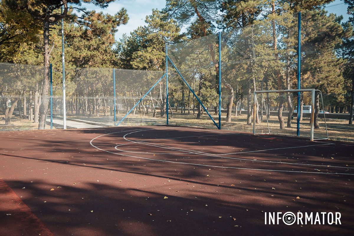 Підготовка до встановлення баскетбольних щитів У парку Писаржевського у Дніпрі оновили спортивну зону: що змінилось 14
