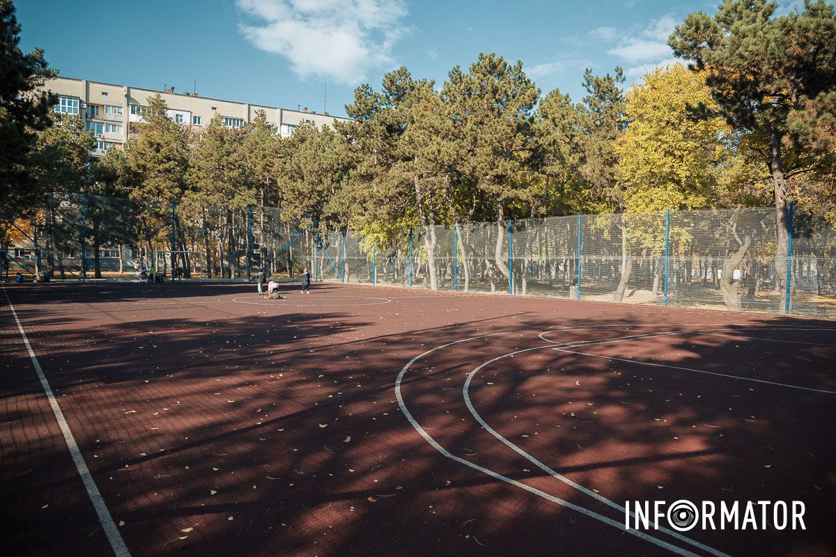 Спортмайданчик набуває нового вигляду У парку Писаржевського у Дніпрі оновили спортивну зону: що змінилось 16