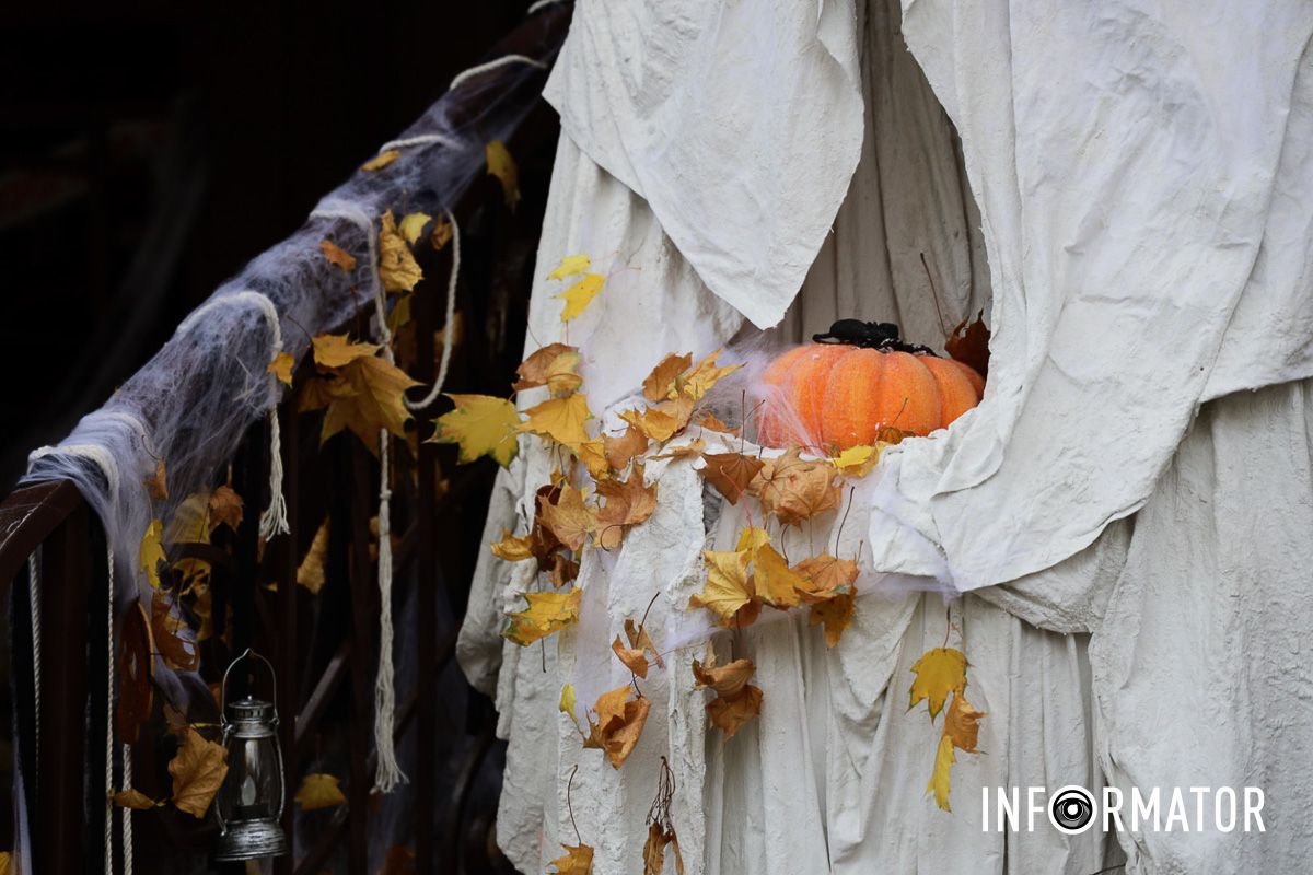 Гелловинские мотивы уже поселились на улицах города