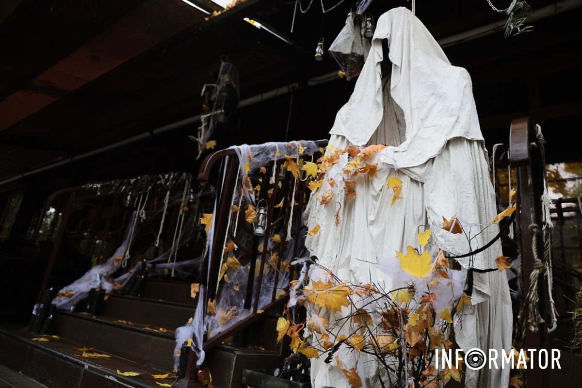 Призрак, не пугающий, а приглашающий на фото