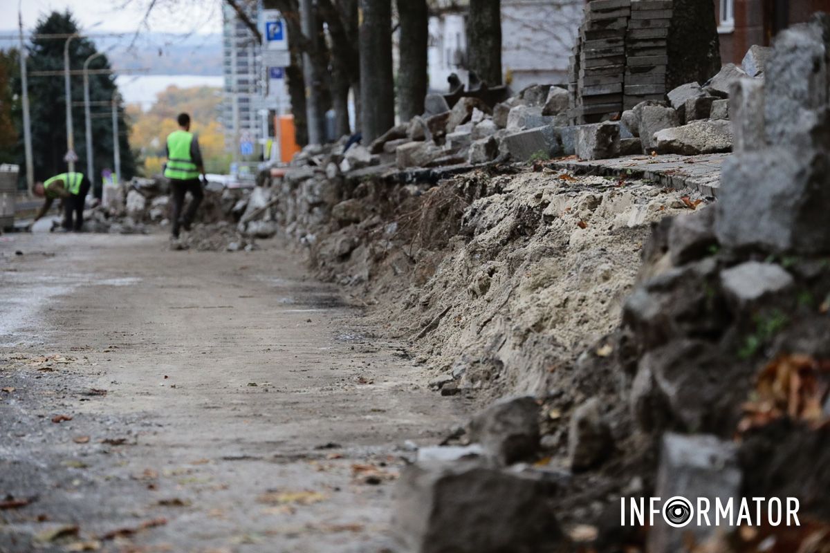 Ремонт подпорной стенки В Днепре на Дмитрия Яворницкого возле паркомата горсовет ремонтирует подпорную стенку на 2,3 миллиона гривен 3