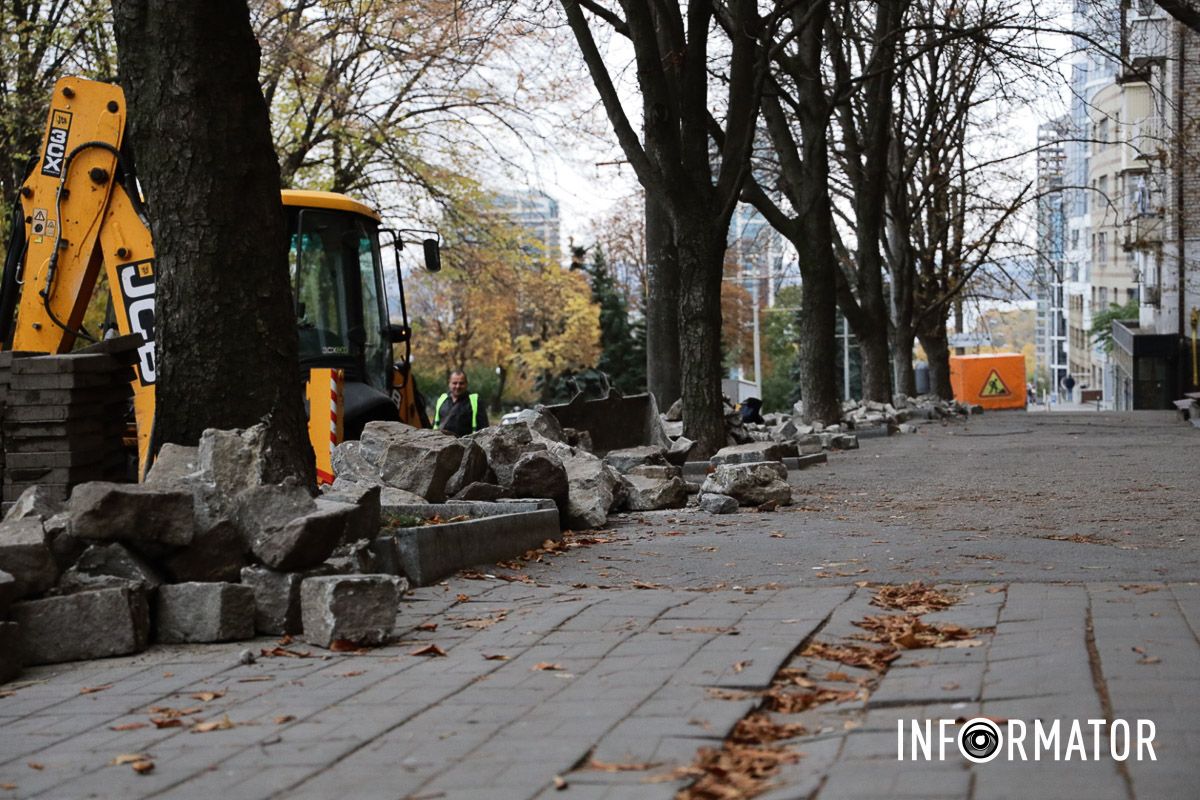 Заказчик услуг – департамент благоустройства и инфраструктуры ДМР В Днепре на Дмитрия Яворницкого возле паркомата горсовет ремонтирует подпорную стенку на 2,3 миллиона гривен 10