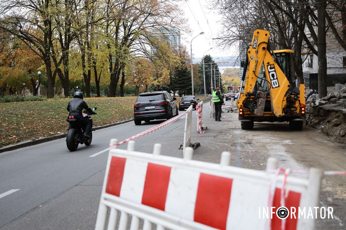 Фото по состоянию на 24 октября 2025 года В Днепре на Дмитрия Яворницкого возле паркомата горсовет ремонтирует подпорную стенку на 2,3 миллиона гривен 5