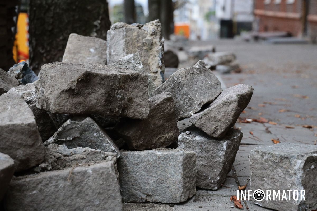 Демонтированное покрытие В Днепре на Дмитрия Яворницкого возле паркомата горсовет ремонтирует подпорную стенку на 2,3 миллиона гривен 6