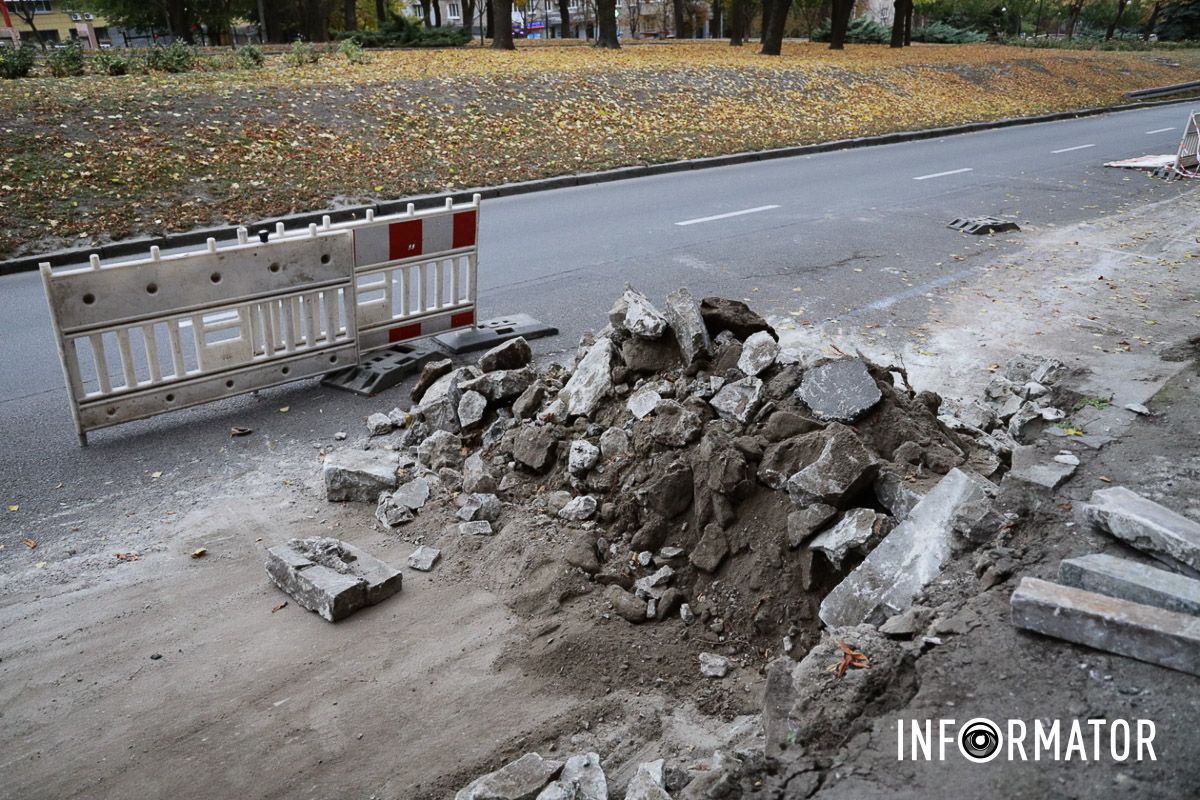 Строительный мусор на дороге В Днепре на Дмитрия Яворницкого возле паркомата горсовет ремонтирует подпорную стенку на 2,3 миллиона гривен 7