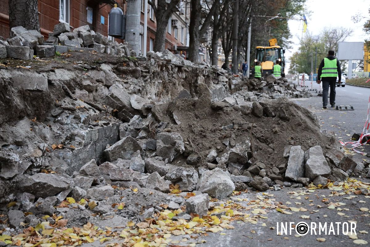 Прямо на разметке по парковке В Днепре на Дмитрия Яворницкого возле паркомата горсовет ремонтирует подпорную стенку на 2,3 миллиона гривен 8