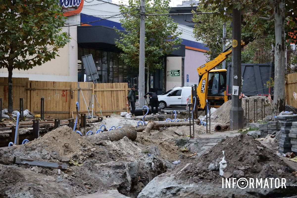 Працює бригада У центрі Дніпра за 28 мільйонів замінюють зливову каналізацію: як просуваються роботи 9
