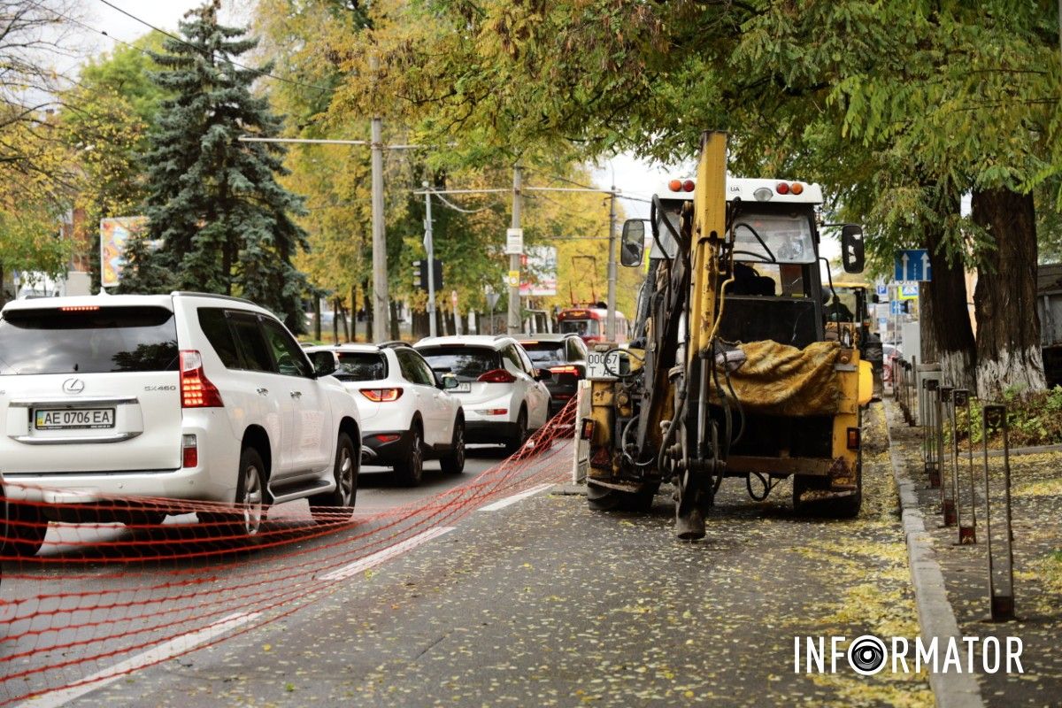 Комунальники ремонтують мережі на Святослава Хороброго