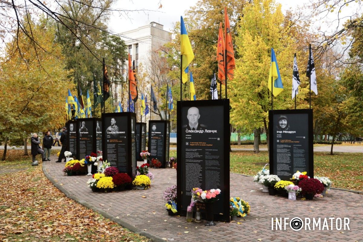 На оновленій Алеї Героїв розмістили стенди з історіями 45 захисників, які віддали життя за свободу та незалежність України