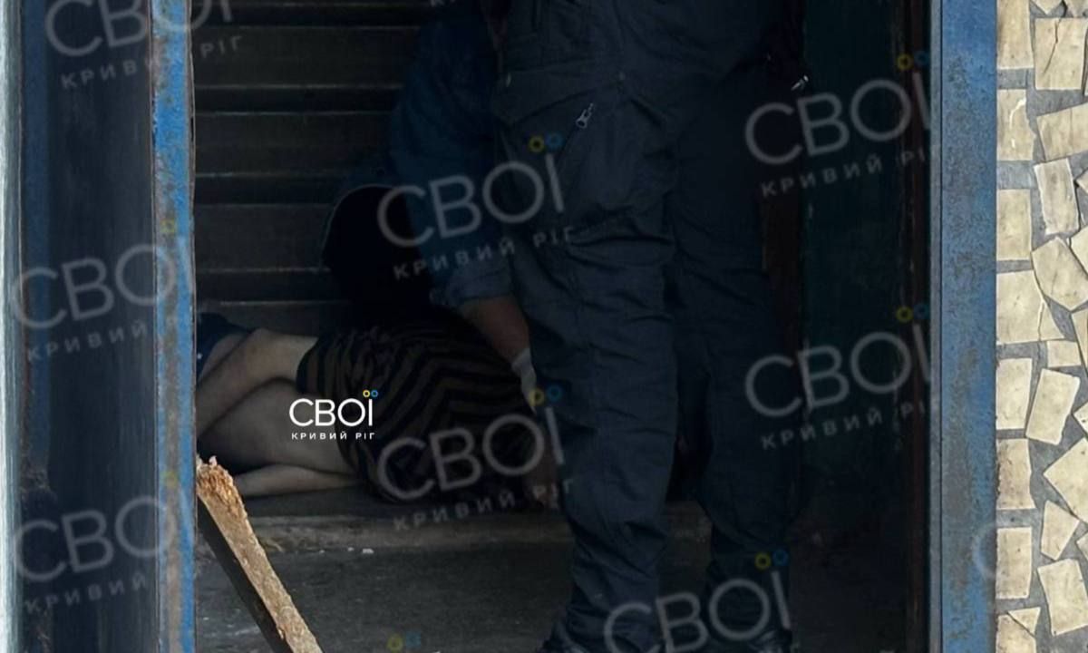 У Кривому Розі у під’їзді на бульварі Миколи Вороного виявили тіло повішеного чоловіка У Кривому Розі у під’їзді на бульварі Миколи Вороного виявили тіло повішеного чоловіка