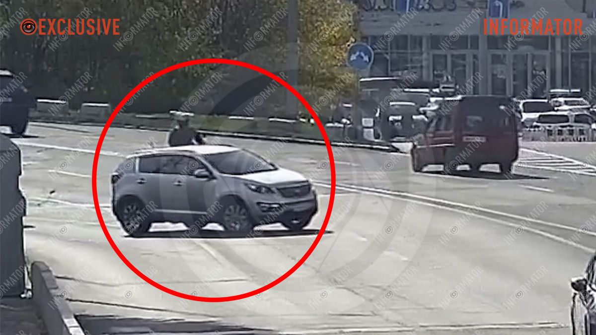 Відео моменту: у Дніпрі на заїзді на Новий міст мотоцикліст врізався у Kia та перекрутився у повітрі