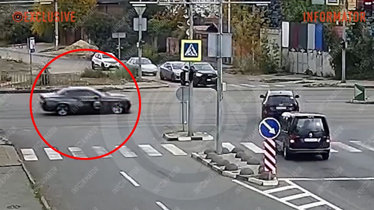 Відео моменту: у Дніпрі на Запорізькому шосе Dodge влетів в Audi