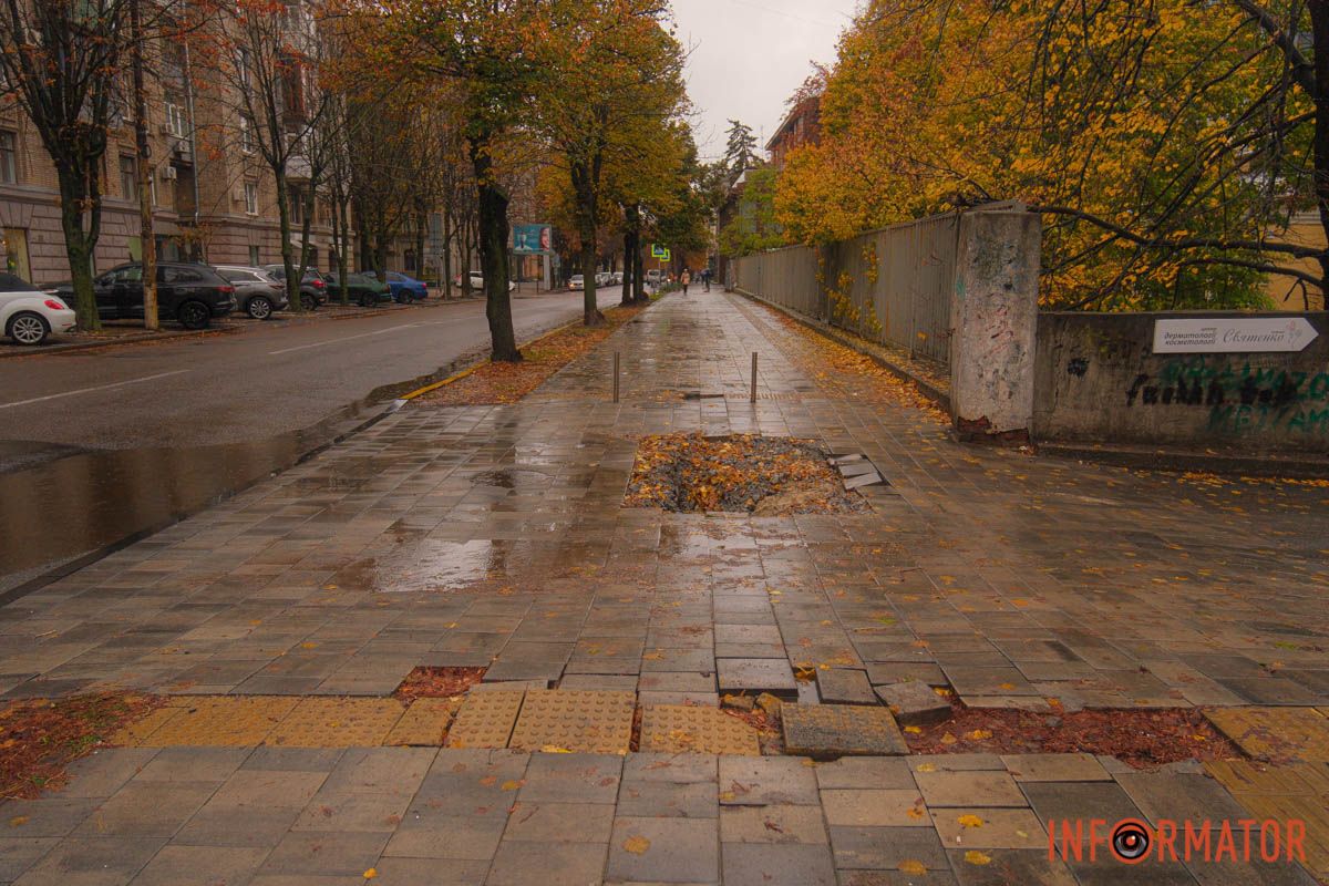 В Днепре на улице Владимира Вернадского на тротуаре образовалась пропасть В Днепре на улице Владимира Вернадского на тротуаре образовалась пропасть