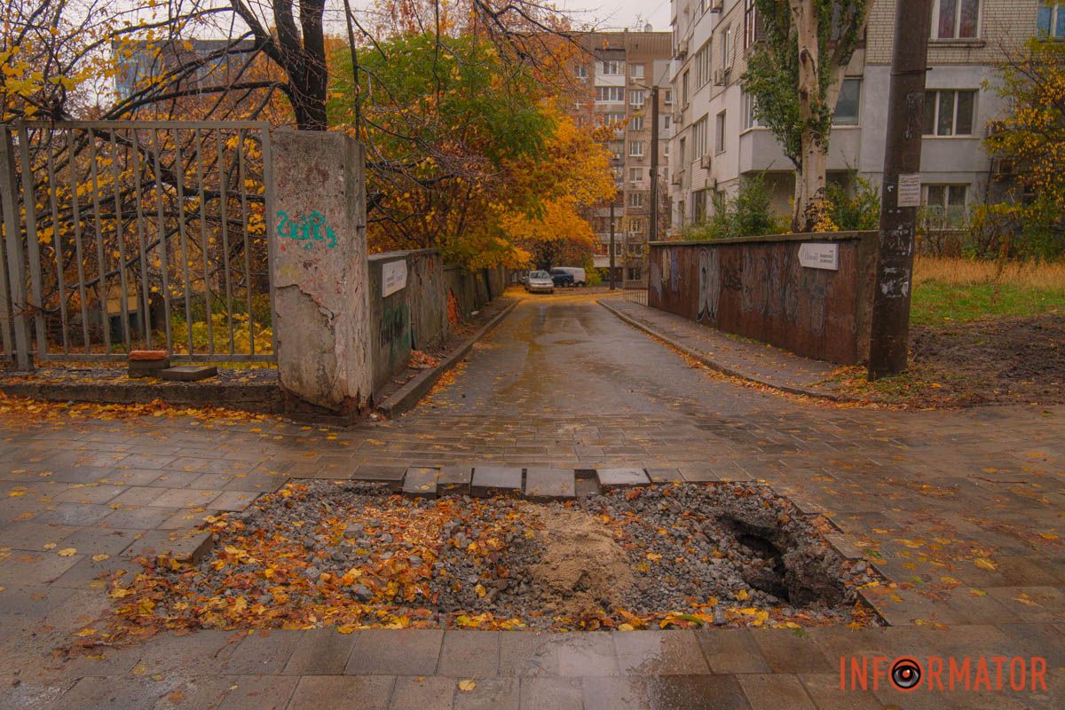 На этом месте находится въезд во двор На этом месте находится въезд во двор