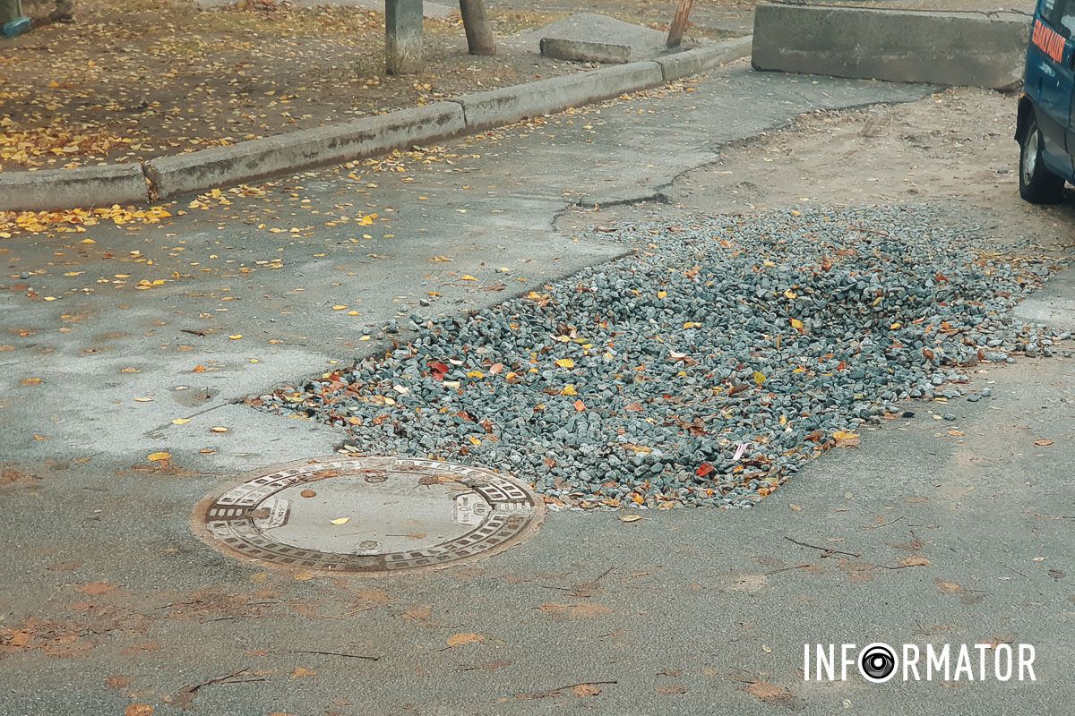 Ще позавчора цієї ями не було У Дніпрі на Василя Барки поблизу будинку просів ґрунт 1