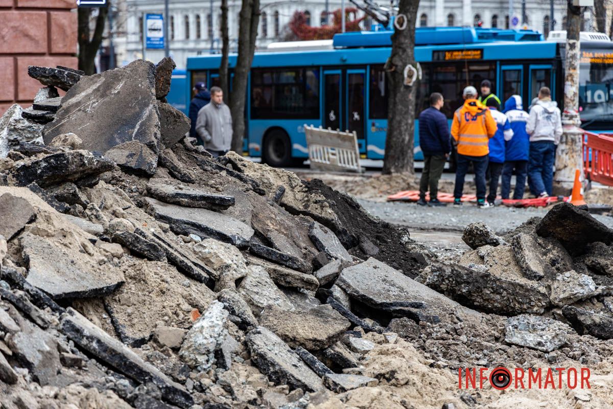 Станом на 28 жовтня, дорожники розпочали демонтажні роботи на новій ділянці У центрі Дніпра ремонтують ще одну ділянку безбар’єрного маршруту: де саме розпочали роботи 2