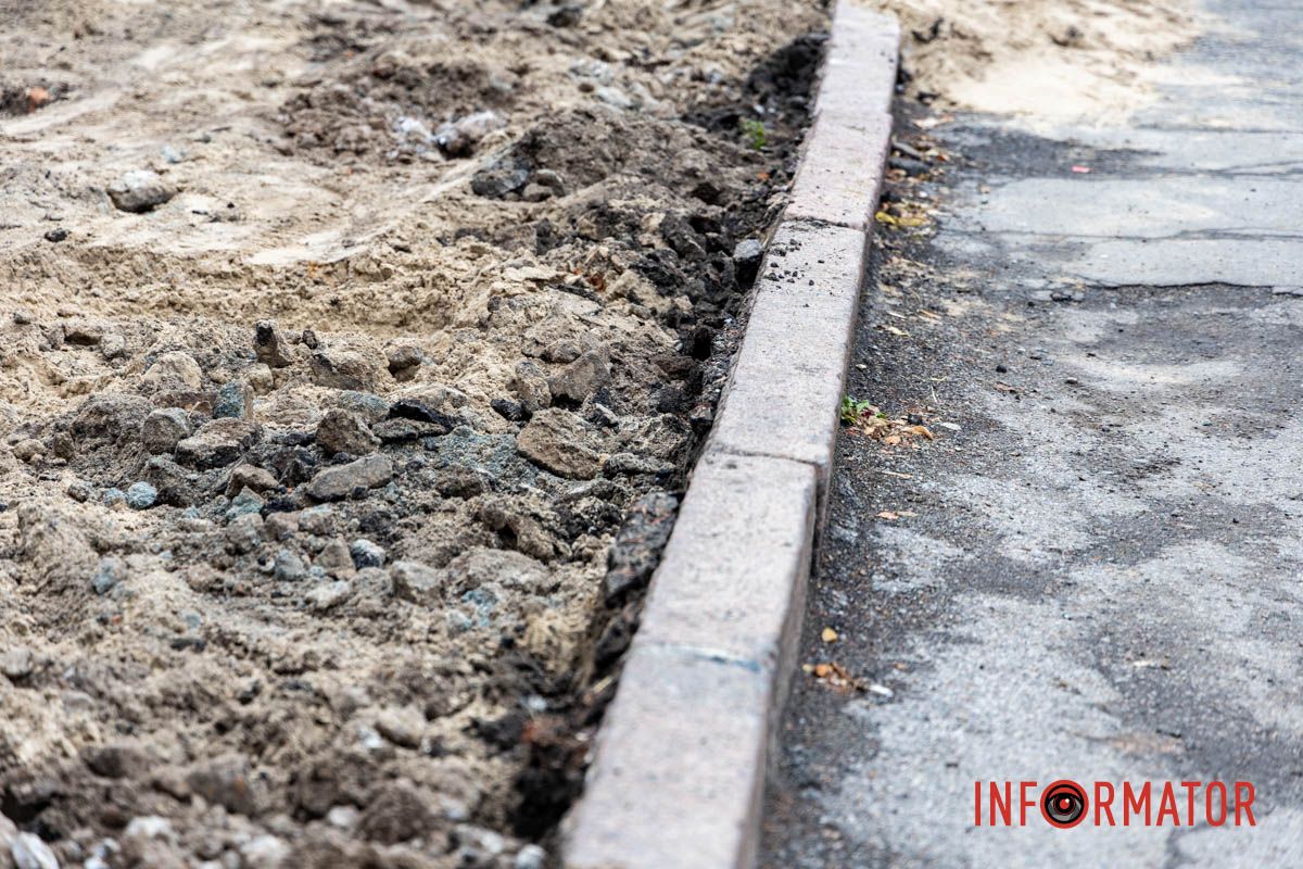 Мова йде про ділянку від площі Героїв Майдану до вулиці Короленка У центрі Дніпра ремонтують ще одну ділянку безбар’єрного маршруту: де саме розпочали роботи 3