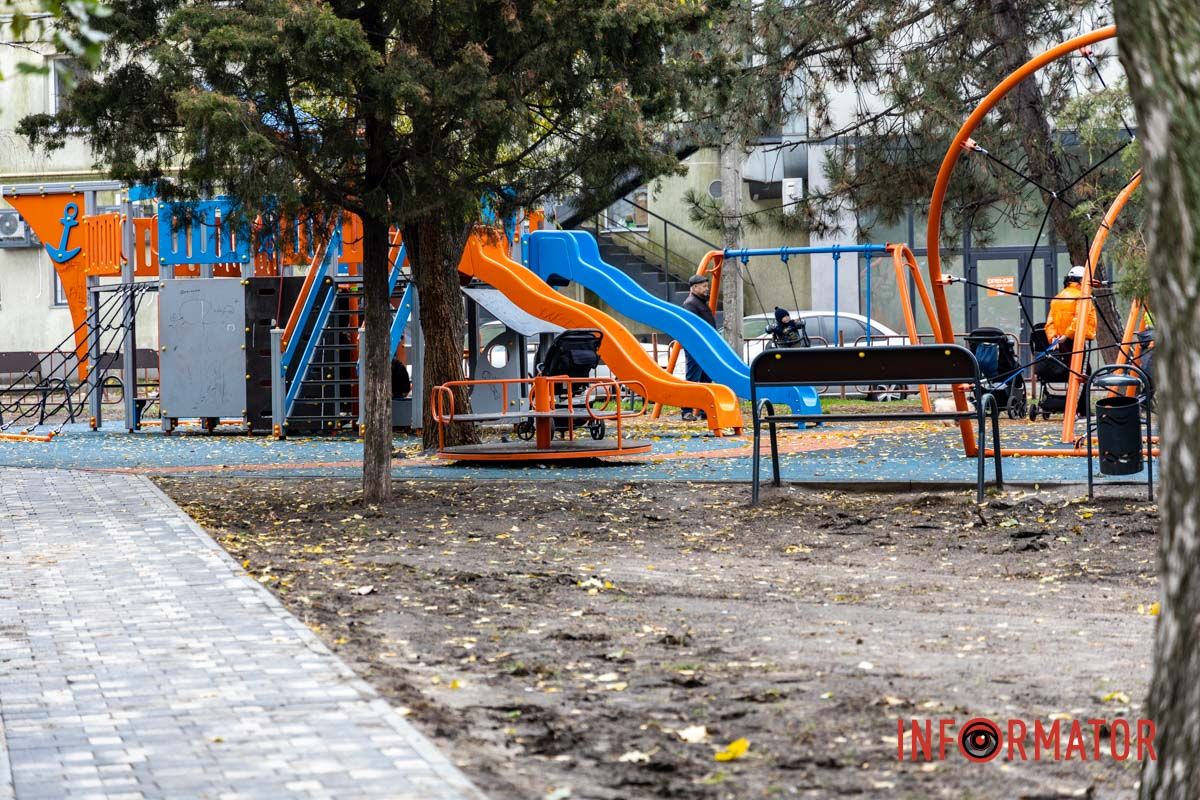 Також передбачено облаштування газону, пішохідної доріжки та встановлення лав