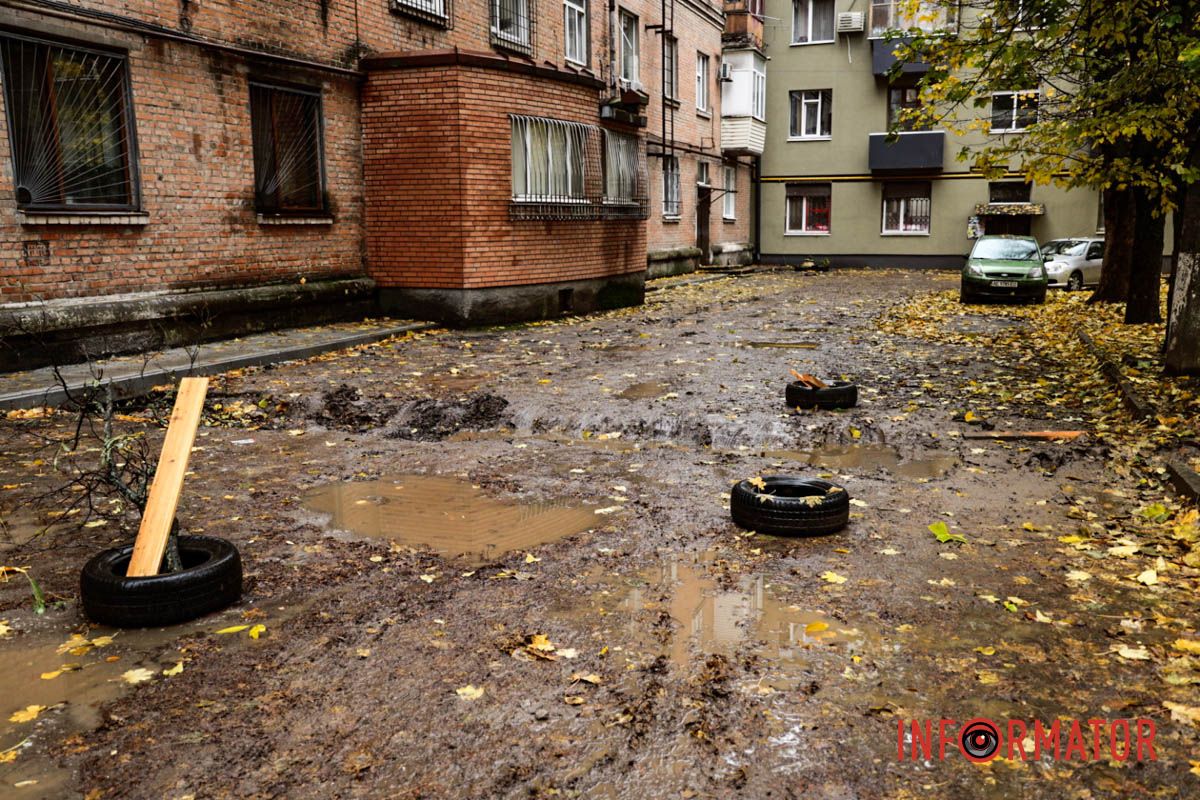 В соціальних мережах писали, що ямі застрягло щонайменше три автівки В соціальних мережах писали, що ямі застрягло щонайменше три автівки