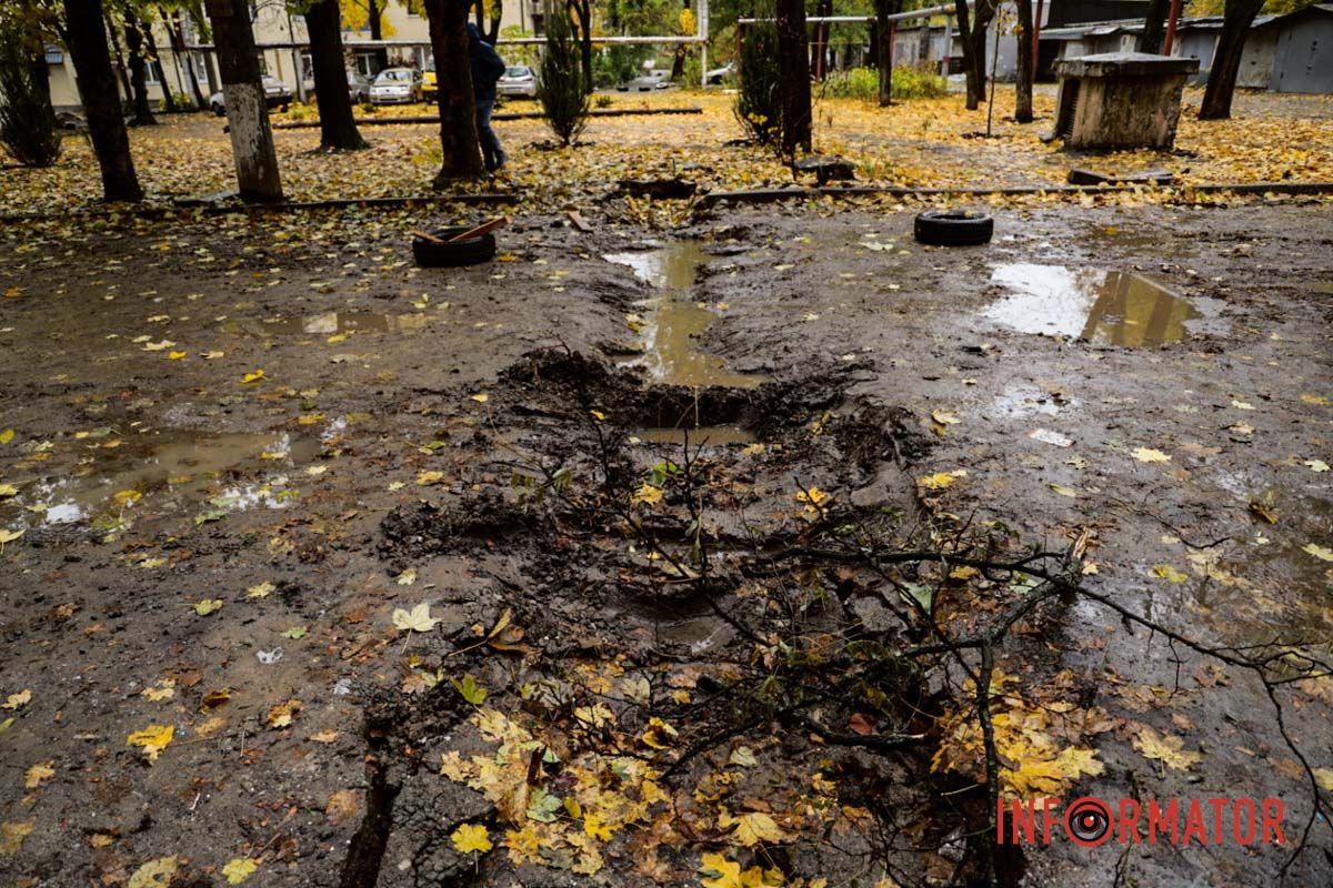 Від рясних дощів ґрунт розм'як та почав просідати Від рясних дощів ґрунт розм'як та почав просідати