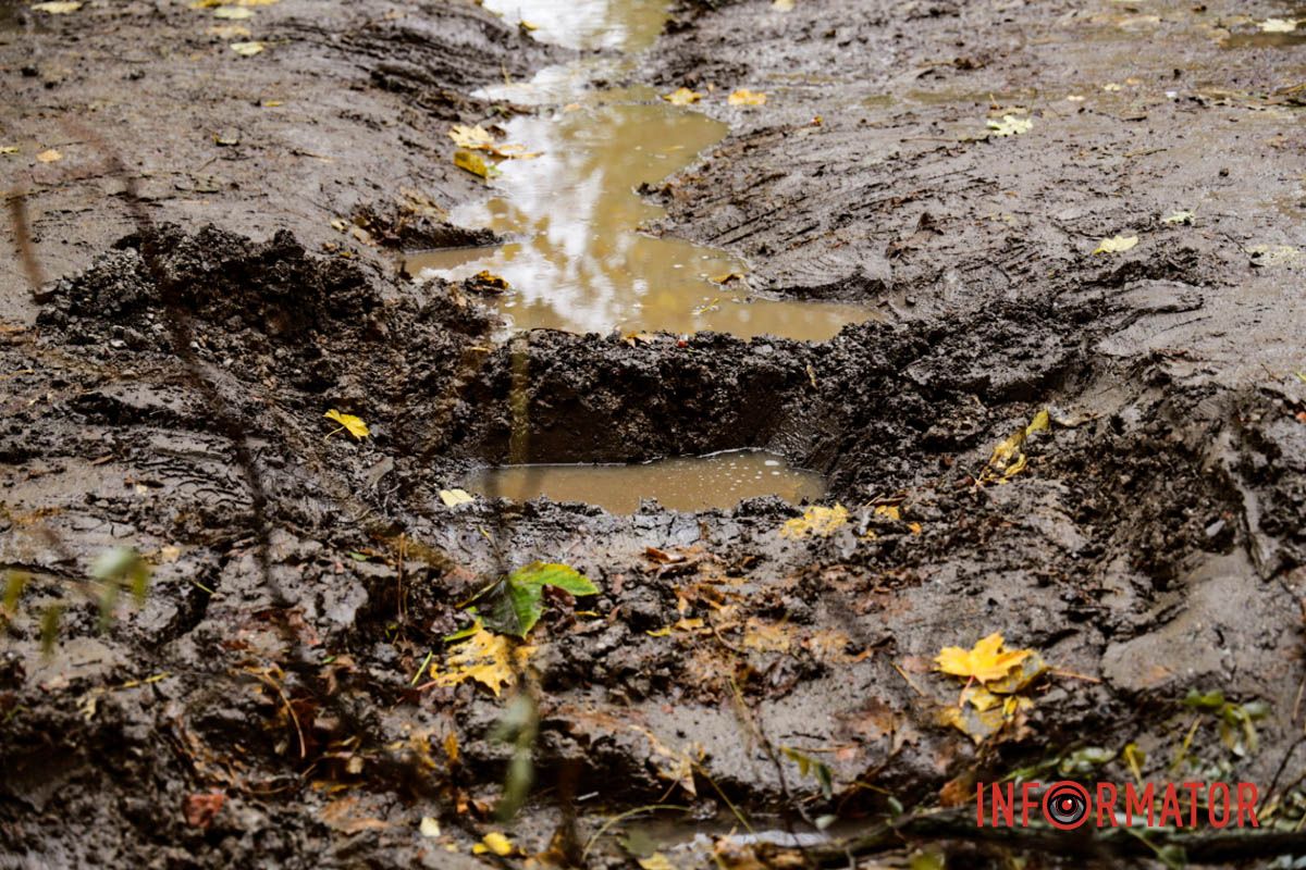 Станом на 28 жовтня, яму не засипали, а вода продовжує стікати під будинок  Станом на 28 жовтня, яму не засипали, а вода продовжує стікати під будинок