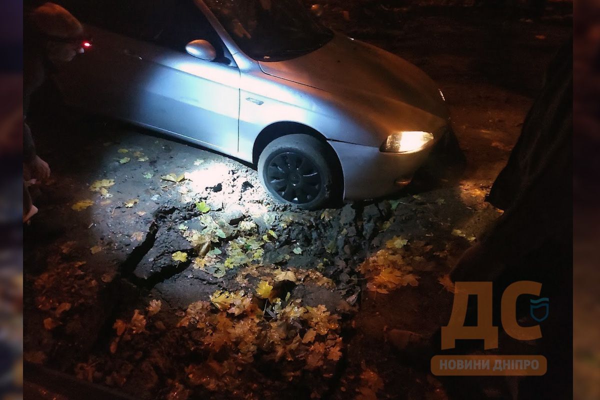 Автівка застрягла в ямі Автівка застрягла в ямі