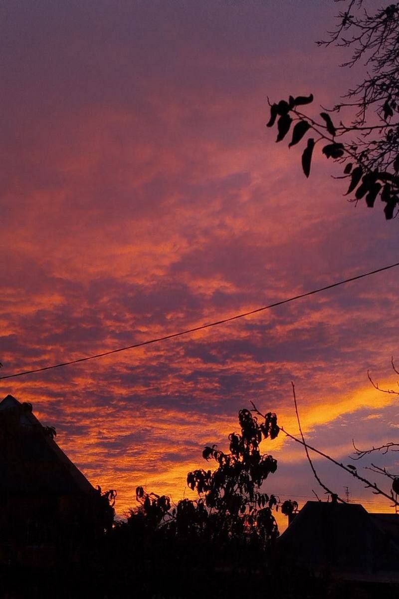 Хмари розійшлися, відкривши полум’яне небо «Агінь»: дніпряни 28 жовтня спостерігали неймовірний захід сонця 1