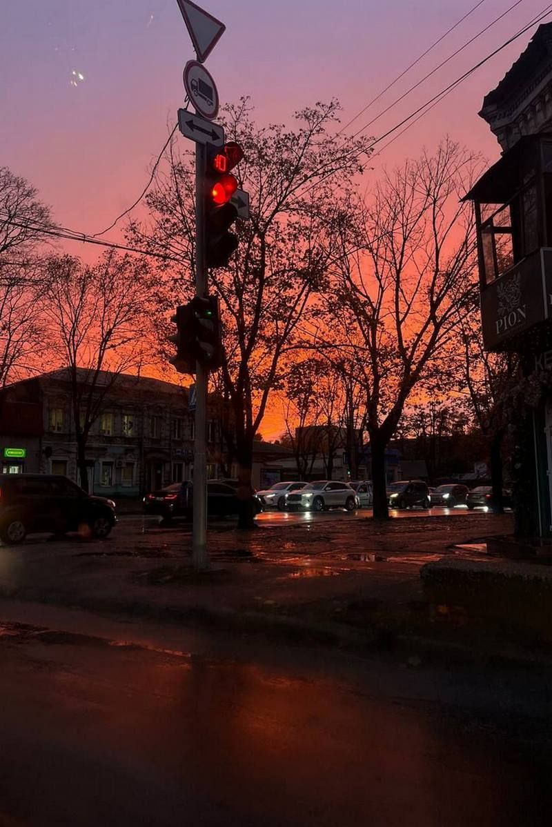 Вечірнє небо нагадувало полотно художника «Агінь»: дніпряни 28 жовтня спостерігали неймовірний захід сонця 3