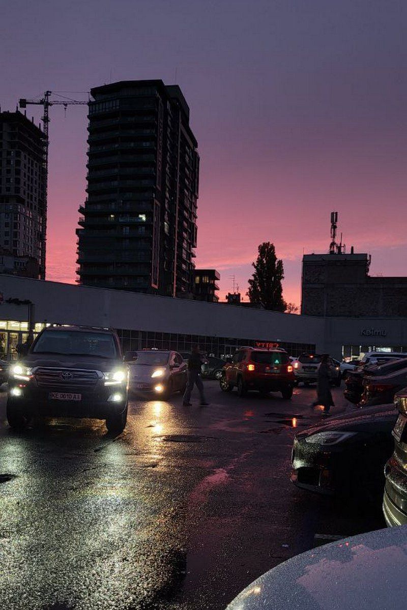 Над містом — картина, створена світлом «Агінь»: дніпряни 28 жовтня спостерігали неймовірний захід сонця 16