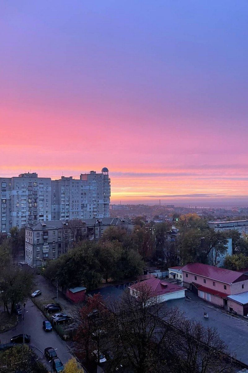 Над містом повисла тиша «Агінь»: дніпряни 28 жовтня спостерігали неймовірний захід сонця 10