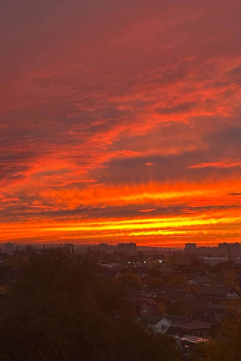 На горизонті згасав день «Агінь»: дніпряни 28 жовтня спостерігали неймовірний захід сонця 4